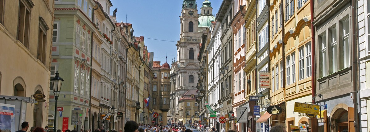 Prague_crowd_Malá_Strana